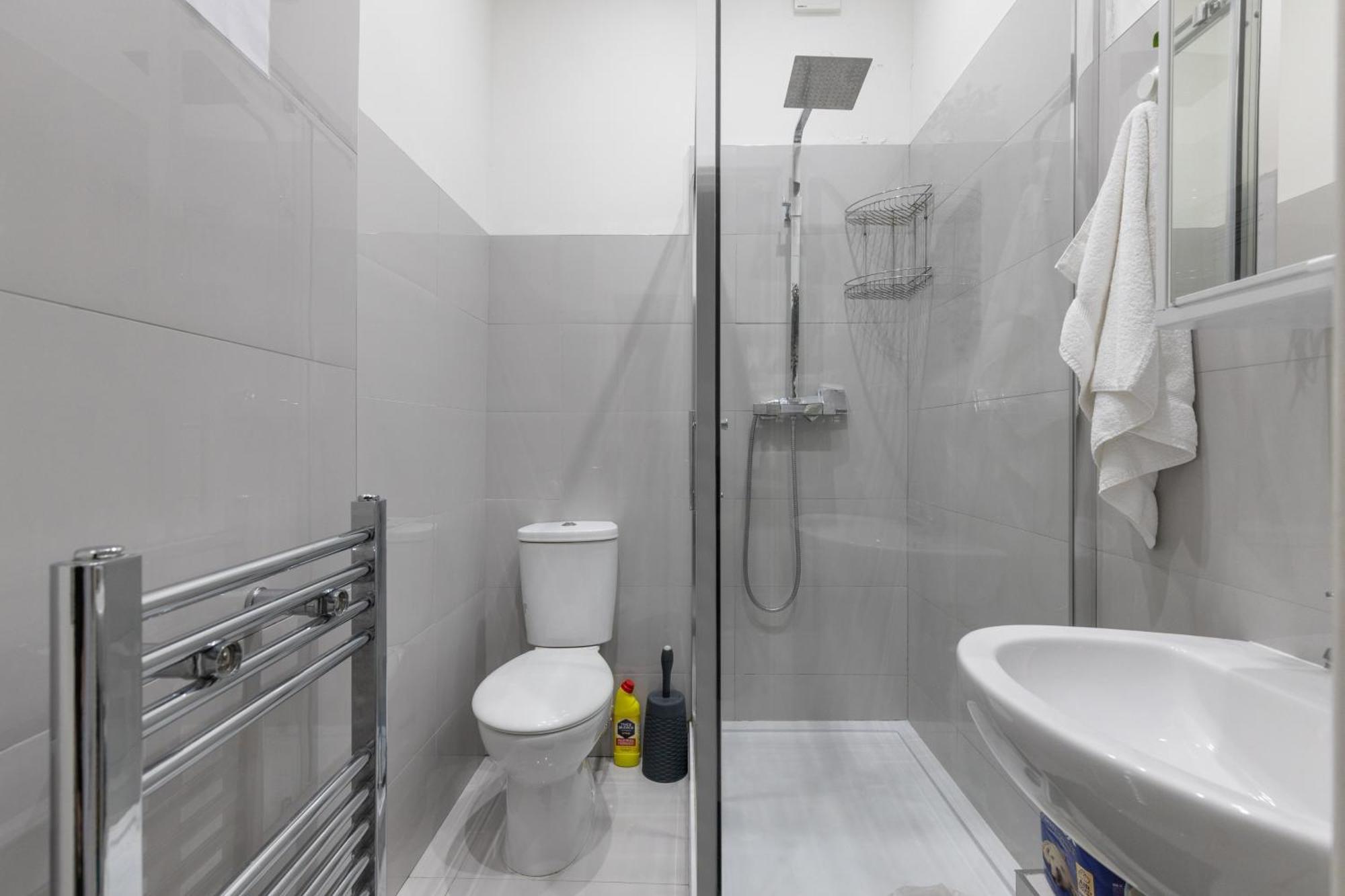 Cozy Retreat With 4 Bedrooms For Up To 10 Guests London